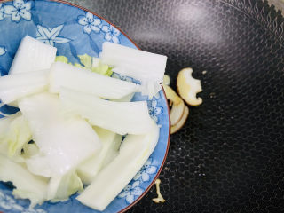 9、白菜豆腐汤,放入白菜帮翻炒片刻