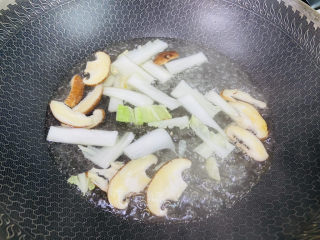 10、白菜豆腐汤,加入两碗热水大火烧开