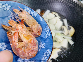 12、白菜豆腐汤,放入虾干大火烧开转中火煮五分钟