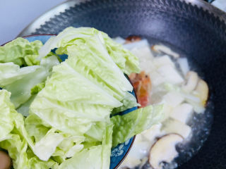 14、白菜豆腐汤,放入白菜叶煮熟即可