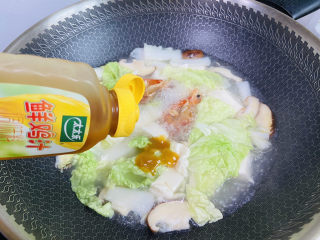 15、白菜豆腐汤,挤入两滴太太乐鲜鸡汁