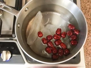 9、燕窝汤,6杯水的锅给一个低炖锅。加入排水的燕窝和红枣。