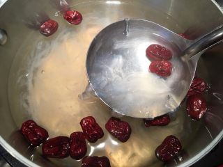 10、燕窝汤,煮30分钟 - 2小时，时间确实取决于你燕窝的质量。这个燕窝只需要30分钟的烹饪来获得凝胶状的纹理。如果你要厨房老湿同款燕窝，可以去公众号找