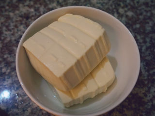 1、苋菜豆腐汤,准备2块豆腐