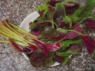 2、苋菜豆腐汤,适量的苋菜