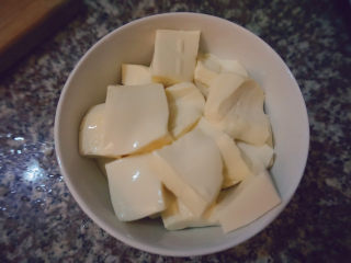 4、苋菜豆腐汤,豆腐洗干净切小块