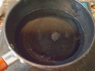 5、苋菜豆腐汤,锅内倒入适量的清水