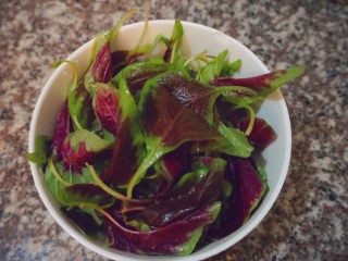 6、苋菜豆腐汤,苋菜浸泡好去除根茎，把苋菜叶子洗干净备用