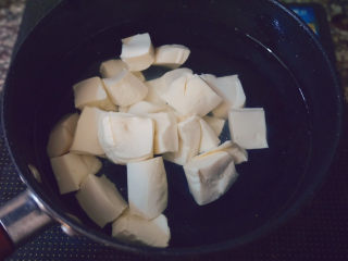 7、苋菜豆腐汤,往清水里倒入豆腐