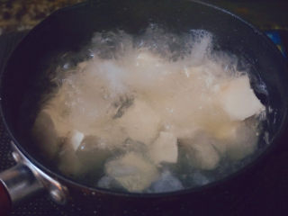 8、苋菜豆腐汤,中火开煮至沸腾
