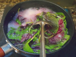 11、苋菜豆腐汤,加入食盐