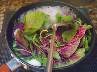 10、苋菜豆腐汤,放入苋菜