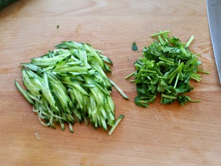 3、炸酱面,黄瓜切丝，香菜切小段