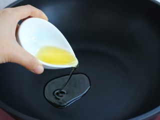 5、炸酱面,利用煮面条的时间另起一锅，热锅凉油