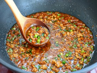 9、炸酱面,改小火翻炒两分钟关火即可