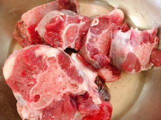 1、牛尾巴汤,准备牛尾巴洗净