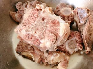 3、牛尾巴汤,捞出来用清水洗净