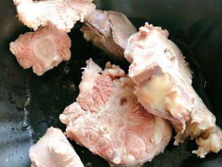 5、牛尾巴汤,放牛尾巴煎一下