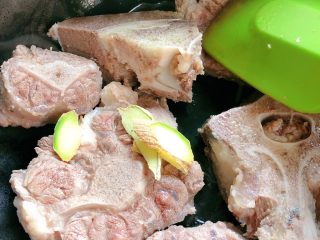 7、牛尾巴汤,放入姜片