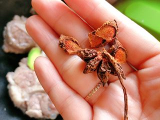 8、牛尾巴汤,放八角