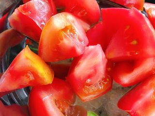 12、牛尾巴汤,放入切好的西红柿,大火烧开,转小火,我大概炖了3个多小时