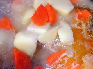 16、牛尾巴汤,牛尾巴炖差不多把准备的胡萝卜土豆放过去,大概在炖个15分钟左右