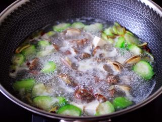 12、丝瓜花蛤炖豆腐,看见所有的花蛤开口以后。