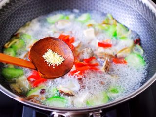 14、丝瓜花蛤炖豆腐,这个时候加入鸡精。