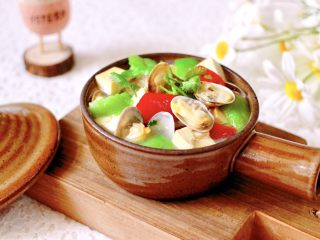 17、丝瓜花蛤炖豆腐,鲜的没边了，老公一口气喝了一大碗。