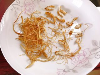 1、虫草鸽子鲍鱼汤,把大点的人参剪小片。