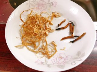2、虫草鸽子鲍鱼汤,虫草用牙刷刷洗干净放在人参一起，备着。