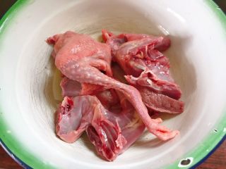 3、虫草鸽子鲍鱼汤,鸽子洗净。