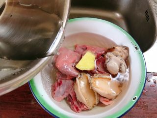 5、虫草鸽子鲍鱼汤,鲍鱼和鸽子放在盆中，倒入热水。