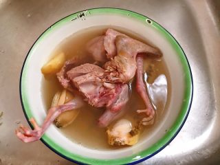 6、虫草鸽子鲍鱼汤,用热水洗一下去掉血水。