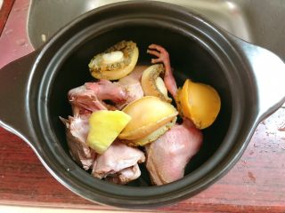 7、虫草鸽子鲍鱼汤,再把洗好的鲍鱼和鸽子放入砂锅中，放一块姜。