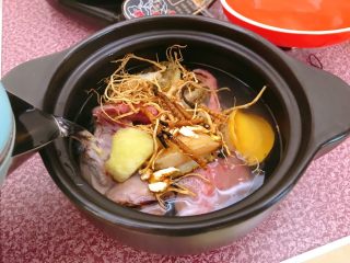 9、虫草鸽子鲍鱼汤,注入开水，水位没过食材即可。