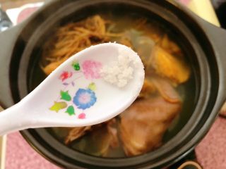 11、虫草鸽子鲍鱼汤,最后按口味调入适量盐。