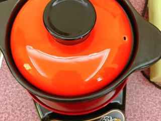 10、虫草鸽子鲍鱼汤,盖上锅盖，煲煮2小时。