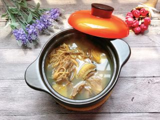 12、虫草鸽子鲍鱼汤,成品。你也可以吃的时候加点香菜提味，按个人口味安排。