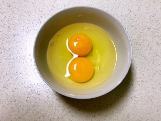 1、寿司,鸡蛋打入碗中调匀