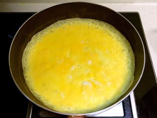 2、寿司,锅底刷一层大豆色拉油烧热后倒入鸡蛋液,煎成蛋饼