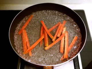 4、寿司,胡萝卜切成5㎜宽小条,焯水2分钟