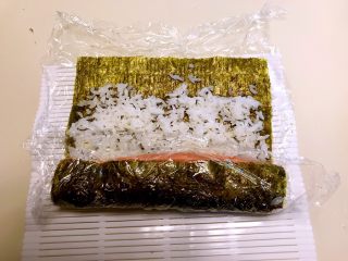 17、寿司,卷起来,尽量卷得紧实点