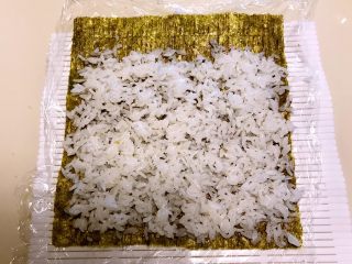 19、寿司,再取紫菜一片,均匀的加入薄薄的一层米饭