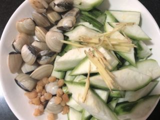 1、双贝丝瓜汤,全部材料处理好