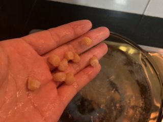 5、双贝丝瓜汤,放入干贝