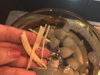 8、双贝丝瓜汤,加入姜丝