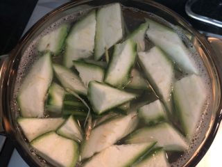 10、双贝丝瓜汤,盖上盖子，煮开后改小火煮10分钟