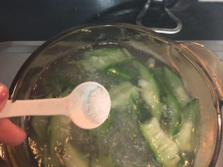 11、双贝丝瓜汤,加入盐调味