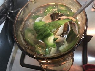 12、双贝丝瓜汤,捞出盛碗里